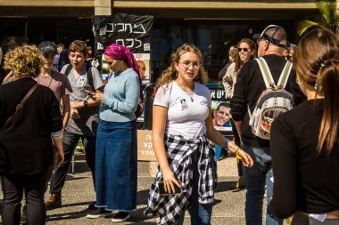 Tel Aviv, İsrail, 28 Şubat 2024 İsrailli gençler, 7 Ekim 2023 'teki terör saldırısının ardından Gazze' deki 139 rehinenin anısına Tel Aviv 'deki Rehine Meydanı' nda toplandılar.