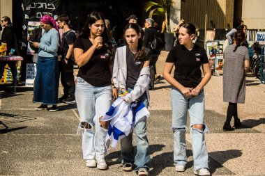 Tel Aviv, İsrail, 28 Şubat 2024 İsrailli gençler, 7 Ekim 2023 'teki terör saldırısının ardından Gazze' deki 139 rehinenin anısına Tel Aviv 'deki Rehine Meydanı' nda toplandılar.