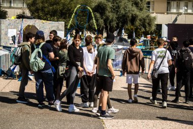 Tel Aviv, İsrail, 28 Şubat 2024 İsrailli gençler, 7 Ekim 2023 'teki terör saldırısının ardından Gazze' deki 139 rehinenin anısına Tel Aviv 'deki Rehine Meydanı' nda toplandılar.