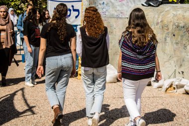 Tel Aviv, İsrail, 28 Şubat 2024 İsrailli gençler, 7 Ekim 2023 'teki terör saldırısının ardından Gazze' deki 139 rehinenin anısına Tel Aviv 'deki Rehine Meydanı' nda toplandılar.