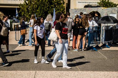 Tel Aviv, İsrail, 28 Şubat 2024 İsrailli gençler, 7 Ekim 2023 'teki terör saldırısının ardından Gazze' deki 139 rehinenin anısına Tel Aviv 'deki Rehine Meydanı' nda toplandılar.