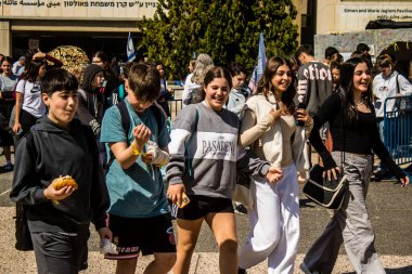 Tel Aviv, İsrail, 28 Şubat 2024 İsrailli gençler, 7 Ekim 2023 'teki terör saldırısının ardından Gazze' deki 139 rehinenin anısına Tel Aviv 'deki Rehine Meydanı' nda toplandılar.