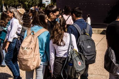 Tel Aviv, İsrail, 28 Şubat 2024 İsrailli gençler, 7 Ekim 2023 'teki terör saldırısının ardından Gazze' deki 139 rehinenin anısına Tel Aviv 'deki Rehine Meydanı' nda toplandılar.