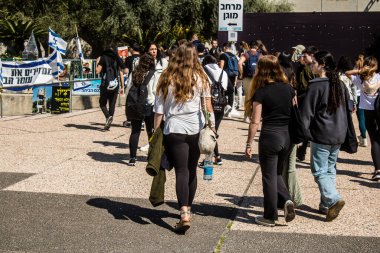 Tel Aviv, İsrail, 28 Şubat 2024 İsrailli gençler, 7 Ekim 2023 'teki terör saldırısının ardından Gazze' deki 139 rehinenin anısına Tel Aviv 'deki Rehine Meydanı' nda toplandılar.