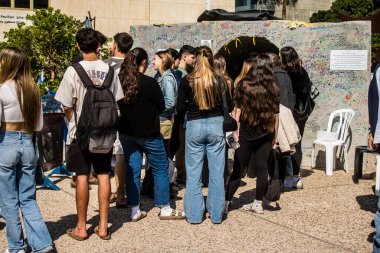 Tel Aviv, İsrail, 28 Şubat 2024 İsrailli gençler, 7 Ekim 2023 'teki terör saldırısının ardından Gazze' deki 139 rehinenin anısına Tel Aviv 'deki Rehine Meydanı' nda toplandılar.
