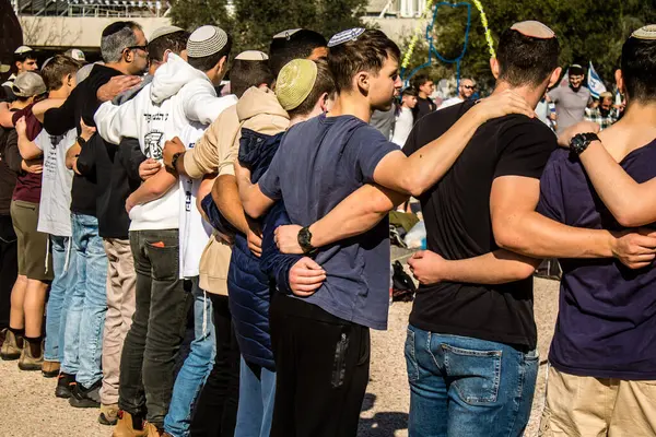 stock image Tel Aviv, Israel, February 28, 2024 Israeli teenagers gather at Hostages Square in Tel Aviv in memory of the 139 hostages still in captivity in Gaza following the terrorist attack of October 7, 2023