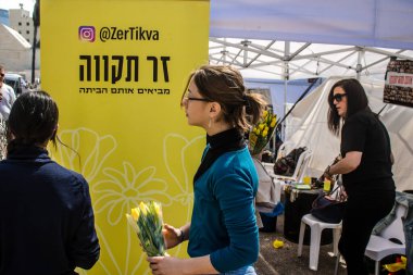 Tel Aviv, İsrail, 1 Mart 2024 Zer Tikva, Kadar Vakfı her eve bir buket sarı çiçek yerleştirmek için özel girişimlerde bulundu. Rehinelerin geri dönmesi için küresel bir çağrı anlamına geliyor.