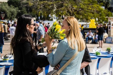 Tel Aviv, İsrail, 1 Mart 2024 Zer Tikva, Kadar Vakfı her eve bir buket sarı çiçek yerleştirmek için özel girişimlerde bulundu. Rehinelerin geri dönmesi için küresel bir çağrı anlamına geliyor.