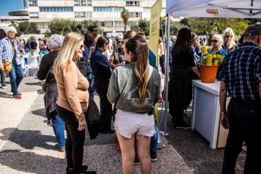 Tel Aviv, İsrail, 1 Mart 2024 Zer Tikva, Kadar Vakfı her eve bir buket sarı çiçek yerleştirmek için özel girişimlerde bulundu. Rehinelerin geri dönmesi için küresel bir çağrı anlamına geliyor.