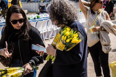 Tel Aviv, İsrail, 1 Mart 2024 Zer Tikva, Kadar Vakfı her eve bir buket sarı çiçek yerleştirmek için özel girişimlerde bulundu. Rehinelerin geri dönmesi için küresel bir çağrı anlamına geliyor.