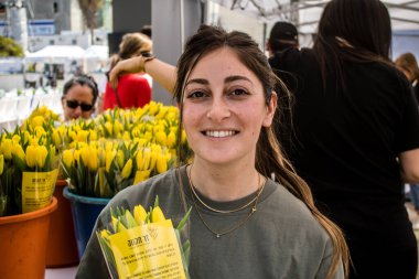 Tel Aviv, İsrail, 1 Mart 2024 Zer Tikva, Kadar Vakfı her eve bir buket sarı çiçek yerleştirmek için özel girişimlerde bulundu. Rehinelerin geri dönmesi için küresel bir çağrı anlamına geliyor.