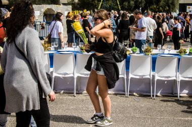 Tel Aviv, İsrail, 1 Mart 2024 Zer Tikva, Kadar Vakfı her eve bir buket sarı çiçek yerleştirmek için özel girişimlerde bulundu. Rehinelerin geri dönmesi için küresel bir çağrı anlamına geliyor.