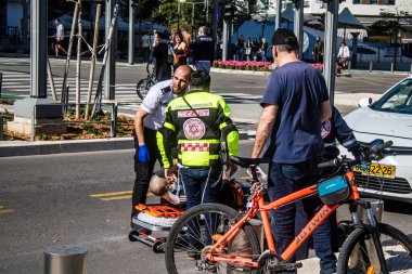 Tel Aviv, İsrail, 1 Mart 2024 'te Tel Aviv' de bir taksi ile bir bisikletçi arasında bir trafik kazası geçirdi. Ambulans ve acil durum ekipleri olay yerine çok çabuk geldi.