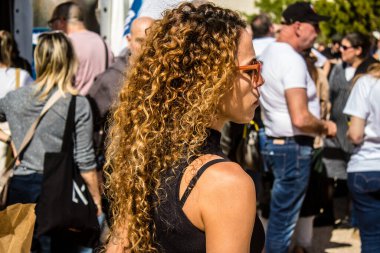 Tel Aviv, İsrail, 1 Mart 2024 Rehine Meydanı 'ndaki Tel Aviv Sanat Müzesi önünde Hamas' ın Gazze Şeridi 'nde esir tuttuğu ve kaçırdığı kişilerin anısına toplandı.
