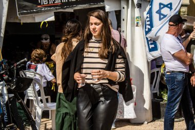 Tel Aviv, İsrail, 1 Mart 2024 Rehine Meydanı 'ndaki Tel Aviv Sanat Müzesi önünde Hamas' ın Gazze Şeridi 'nde esir tuttuğu ve kaçırdığı kişilerin anısına toplandı.