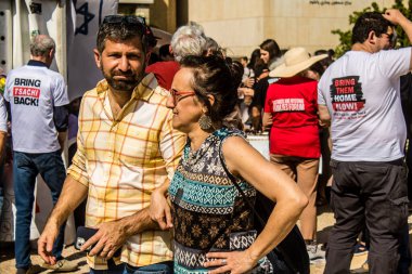 Tel Aviv, İsrail, 1 Mart 2024 Rehine Meydanı 'ndaki Tel Aviv Sanat Müzesi önünde Hamas' ın Gazze Şeridi 'nde esir tuttuğu ve kaçırdığı kişilerin anısına toplandı.