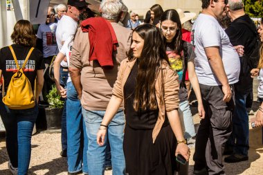 Tel Aviv, İsrail, 1 Mart 2024 Rehine Meydanı 'ndaki Tel Aviv Sanat Müzesi önünde Hamas' ın Gazze Şeridi 'nde esir tuttuğu ve kaçırdığı kişilerin anısına toplandı.