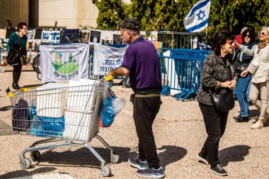 Tel Aviv, İsrail, 1 Mart 2024 Rehine Meydanı 'ndaki Tel Aviv Sanat Müzesi önünde Hamas' ın Gazze Şeridi 'nde esir tuttuğu ve kaçırdığı kişilerin anısına toplandı.