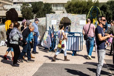 Tel Aviv, İsrail, 1 Mart 2024 Rehine Meydanı 'ndaki Tel Aviv Sanat Müzesi önünde Hamas' ın Gazze Şeridi 'nde esir tuttuğu ve kaçırdığı kişilerin anısına toplandı.