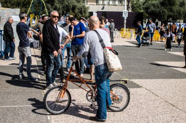 Tel Aviv, İsrail, 1 Mart 2024 Rehine Meydanı 'ndaki Tel Aviv Sanat Müzesi önünde Hamas' ın Gazze Şeridi 'nde esir tuttuğu ve kaçırdığı kişilerin anısına toplandı.