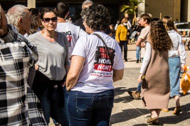 Tel Aviv, İsrail, 1 Mart 2024 Rehine Meydanı 'ndaki Tel Aviv Sanat Müzesi önünde Hamas' ın Gazze Şeridi 'nde esir tuttuğu ve kaçırdığı kişilerin anısına toplandı.