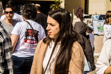 Tel Aviv, İsrail, 1 Mart 2024 Rehine Meydanı 'ndaki Tel Aviv Sanat Müzesi önünde Hamas' ın Gazze Şeridi 'nde esir tuttuğu ve kaçırdığı kişilerin anısına toplandı.
