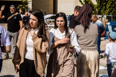 Tel Aviv, İsrail, 1 Mart 2024 Rehine Meydanı 'ndaki Tel Aviv Sanat Müzesi önünde Hamas' ın Gazze Şeridi 'nde esir tuttuğu ve kaçırdığı kişilerin anısına toplandı.