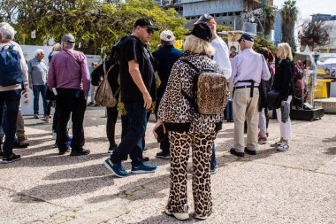 Tel Aviv, İsrail, 1 Mart 2024 Rehine Meydanı 'ndaki Tel Aviv Sanat Müzesi önünde Hamas' ın Gazze Şeridi 'nde esir tuttuğu ve kaçırdığı kişilerin anısına toplandı.