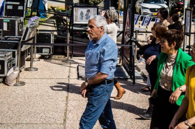 Tel Aviv, İsrail, 1 Mart 2024 Rehine Meydanı 'ndaki Tel Aviv Sanat Müzesi önünde Hamas' ın Gazze Şeridi 'nde esir tuttuğu ve kaçırdığı kişilerin anısına toplandı.