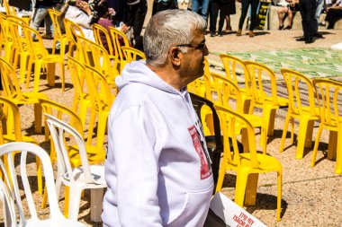 Tel Aviv, İsrail, 1 Mart 2024 Rehine Meydanı 'ndaki Tel Aviv Sanat Müzesi önünde Hamas' ın Gazze Şeridi 'nde esir tuttuğu ve kaçırdığı kişilerin anısına toplandı.