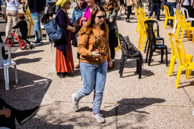Tel Aviv, İsrail, 1 Mart 2024 Rehine Meydanı 'ndaki Tel Aviv Sanat Müzesi önünde Hamas' ın Gazze Şeridi 'nde esir tuttuğu ve kaçırdığı kişilerin anısına toplandı.