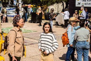 Tel Aviv, İsrail, 1 Mart 2024 Rehine Meydanı 'ndaki Tel Aviv Sanat Müzesi önünde Hamas' ın Gazze Şeridi 'nde esir tuttuğu ve kaçırdığı kişilerin anısına toplandı.