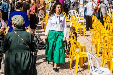 Tel Aviv, İsrail, 1 Mart 2024 Rehine Meydanı 'ndaki Tel Aviv Sanat Müzesi önünde Hamas' ın Gazze Şeridi 'nde esir tuttuğu ve kaçırdığı kişilerin anısına toplandı.