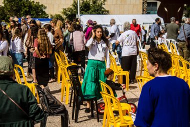 Tel Aviv, İsrail, 1 Mart 2024 Rehine Meydanı 'ndaki Tel Aviv Sanat Müzesi önünde Hamas' ın Gazze Şeridi 'nde esir tuttuğu ve kaçırdığı kişilerin anısına toplandı.