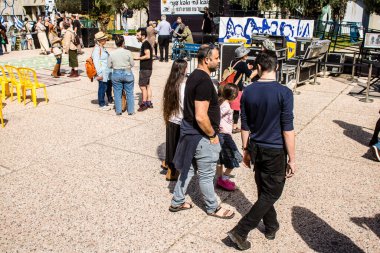 Tel Aviv, İsrail, 1 Mart 2024 Rehine Meydanı 'ndaki Tel Aviv Sanat Müzesi önünde Hamas' ın Gazze Şeridi 'nde esir tuttuğu ve kaçırdığı kişilerin anısına toplandı.