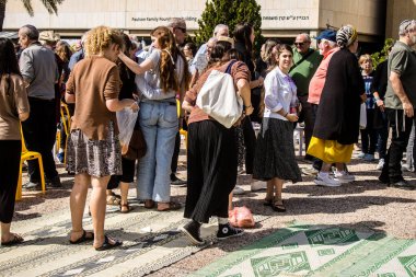 Tel Aviv, İsrail, 1 Mart 2024 Rehine Meydanı 'ndaki Tel Aviv Sanat Müzesi önünde Hamas' ın Gazze Şeridi 'nde esir tuttuğu ve kaçırdığı kişilerin anısına toplandı.