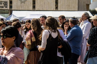 Tel Aviv, İsrail, 1 Mart 2024 Rehine Meydanı 'ndaki Tel Aviv Sanat Müzesi önünde Hamas' ın Gazze Şeridi 'nde esir tuttuğu ve kaçırdığı kişilerin anısına toplandı.