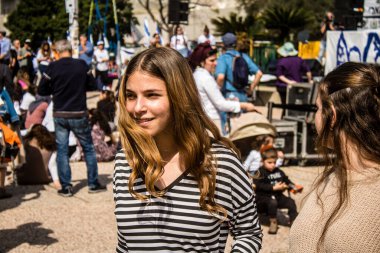 Tel Aviv, İsrail, 1 Mart 2024 Rehine Meydanı 'ndaki Tel Aviv Sanat Müzesi önünde Hamas' ın Gazze Şeridi 'nde esir tuttuğu ve kaçırdığı kişilerin anısına toplandı.