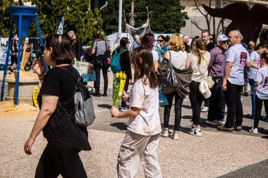 Tel Aviv, İsrail, 1 Mart 2024 Rehine Meydanı 'ndaki Tel Aviv Sanat Müzesi önünde Hamas' ın Gazze Şeridi 'nde esir tuttuğu ve kaçırdığı kişilerin anısına toplandı.