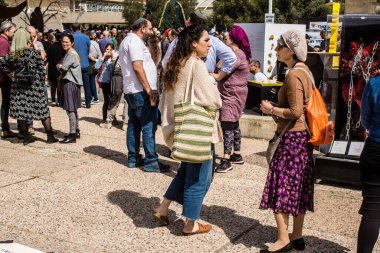 Tel Aviv, İsrail, 1 Mart 2024 Rehine Meydanı 'ndaki Tel Aviv Sanat Müzesi önünde Hamas' ın Gazze Şeridi 'nde esir tuttuğu ve kaçırdığı kişilerin anısına toplandı.