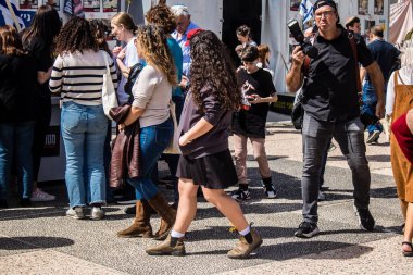 Tel Aviv, İsrail, 1 Mart 2024 Rehine Meydanı 'ndaki Tel Aviv Sanat Müzesi önünde Hamas' ın Gazze Şeridi 'nde esir tuttuğu ve kaçırdığı kişilerin anısına toplandı.