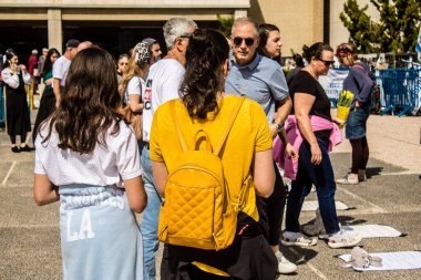 Tel Aviv, İsrail, 1 Mart 2024 Rehine Meydanı 'ndaki Tel Aviv Sanat Müzesi önünde Hamas' ın Gazze Şeridi 'nde esir tuttuğu ve kaçırdığı kişilerin anısına toplandı.