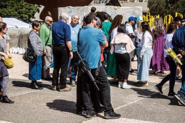 Tel Aviv, İsrail, 1 Mart 2024 Rehine Meydanı 'ndaki Tel Aviv Sanat Müzesi önünde Hamas' ın Gazze Şeridi 'nde esir tuttuğu ve kaçırdığı kişilerin anısına toplandı.
