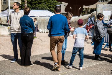 Tel Aviv, İsrail, 1 Mart 2024 Rehine Meydanı 'ndaki Tel Aviv Sanat Müzesi önünde Hamas' ın Gazze Şeridi 'nde esir tuttuğu ve kaçırdığı kişilerin anısına toplandı.