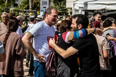 Tel Aviv, İsrail, 1 Mart 2024 Rehine Meydanı 'ndaki Tel Aviv Sanat Müzesi önünde Hamas' ın Gazze Şeridi 'nde esir tuttuğu ve kaçırdığı kişilerin anısına toplandı.