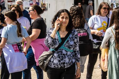 Tel Aviv, İsrail, 1 Mart 2024 Rehine Meydanı 'ndaki Tel Aviv Sanat Müzesi önünde Hamas' ın Gazze Şeridi 'nde esir tuttuğu ve kaçırdığı kişilerin anısına toplandı.