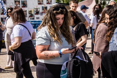 Tel Aviv, İsrail, 1 Mart 2024 Rehine Meydanı 'ndaki Tel Aviv Sanat Müzesi önünde Hamas' ın Gazze Şeridi 'nde esir tuttuğu ve kaçırdığı kişilerin anısına toplandı.