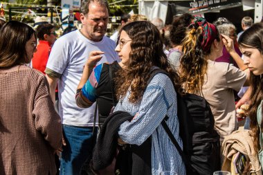 Tel Aviv, İsrail, 1 Mart 2024 Rehine Meydanı 'ndaki Tel Aviv Sanat Müzesi önünde Hamas' ın Gazze Şeridi 'nde esir tuttuğu ve kaçırdığı kişilerin anısına toplandı.