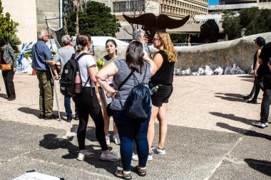 Tel Aviv, İsrail, 1 Mart 2024 Rehine Meydanı 'ndaki Tel Aviv Sanat Müzesi önünde Hamas' ın Gazze Şeridi 'nde esir tuttuğu ve kaçırdığı kişilerin anısına toplandı.
