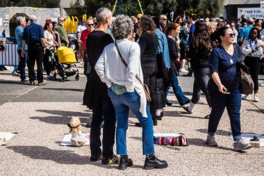 Tel Aviv, İsrail, 1 Mart 2024 Rehine Meydanı 'ndaki Tel Aviv Sanat Müzesi önünde Hamas' ın Gazze Şeridi 'nde esir tuttuğu ve kaçırdığı kişilerin anısına toplandı.